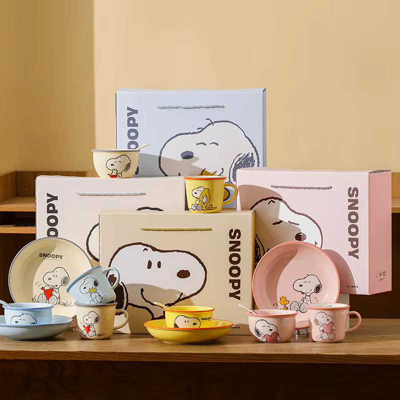 Nouveau 4 pièces tasse à eau bol à riz assiette à salade cuillère à soupe Kawaii dessin animé Snoopy ensemble en céramique ustensiles de cuisine enfants cadeau d'anniversaire