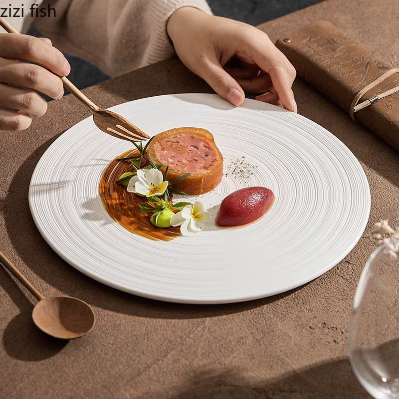Assiette plate en céramique brossée circulaire