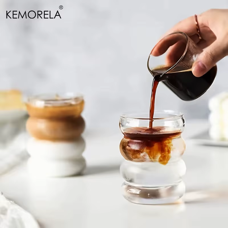 1/2 tasses à café en verre avec pailles