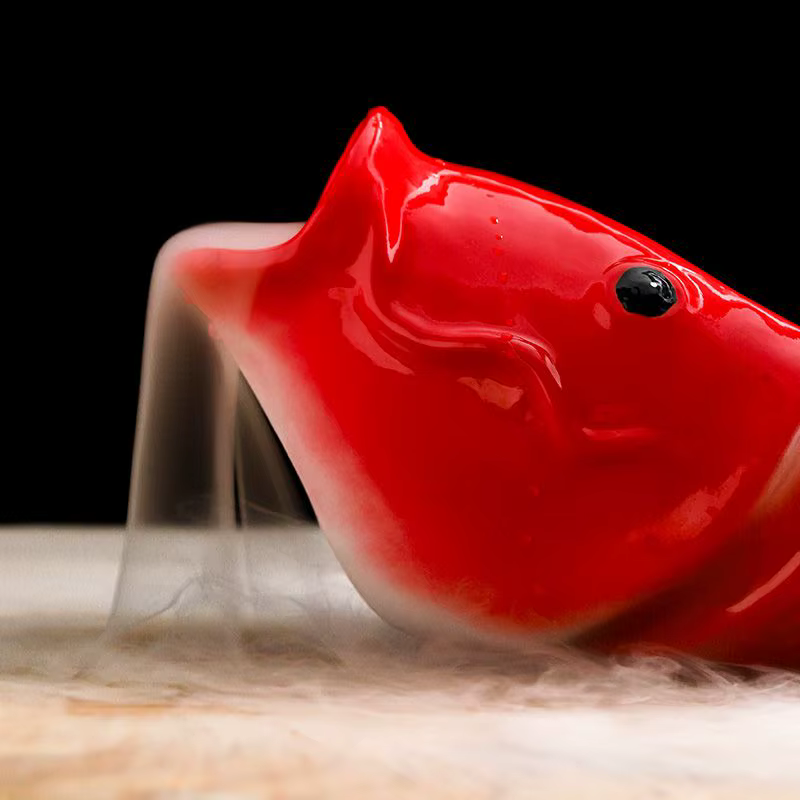 Assiette en forme de carpe rouge