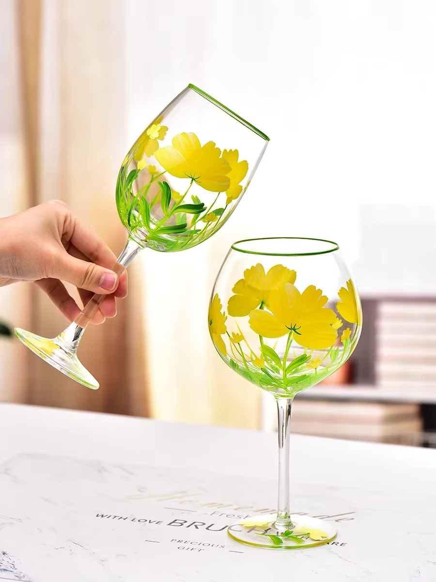 Verre à vin en cristal à motifs de fleurs, art de la main, pieds hauts, vin rouge, proximité de la main, famille, festival, fête, ensemble de trois pièces