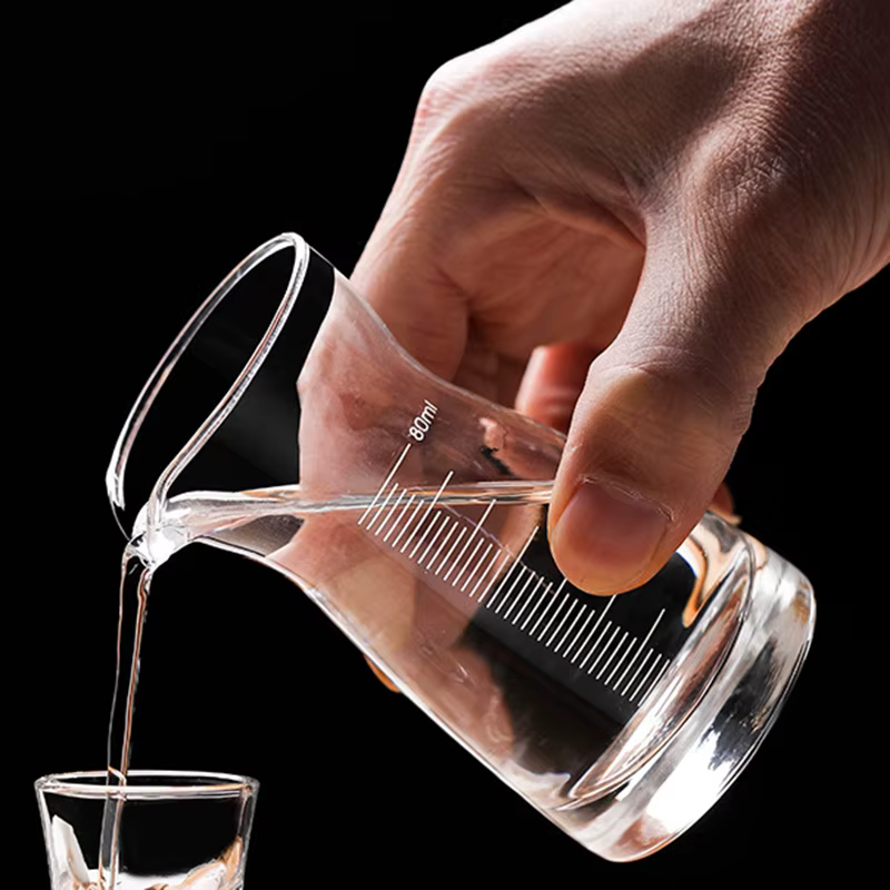 Distributeur de vin rouge transparent