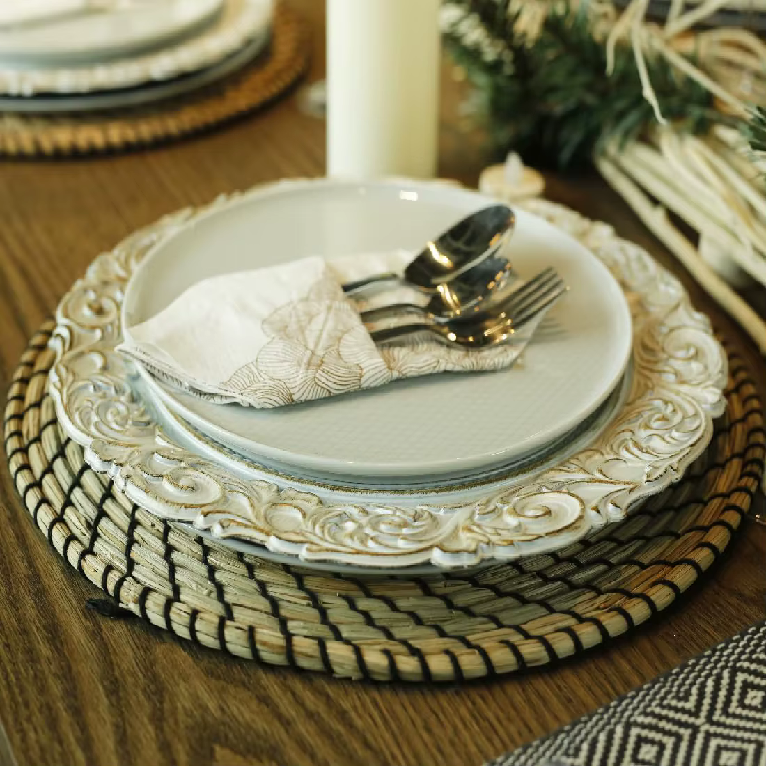 Assiettes de présentation anciennes