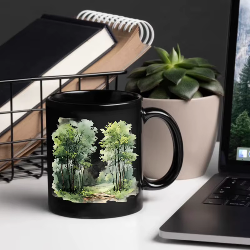 Tasse en céramique, conception d'aquarelle de paysage de forêt noire