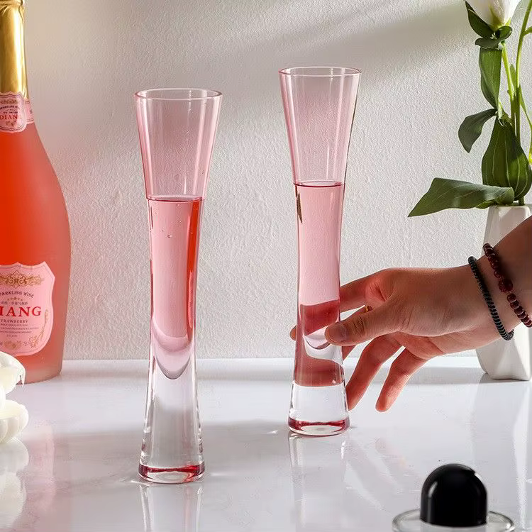Flûte à champagne élégante en verre en forme de sablier
