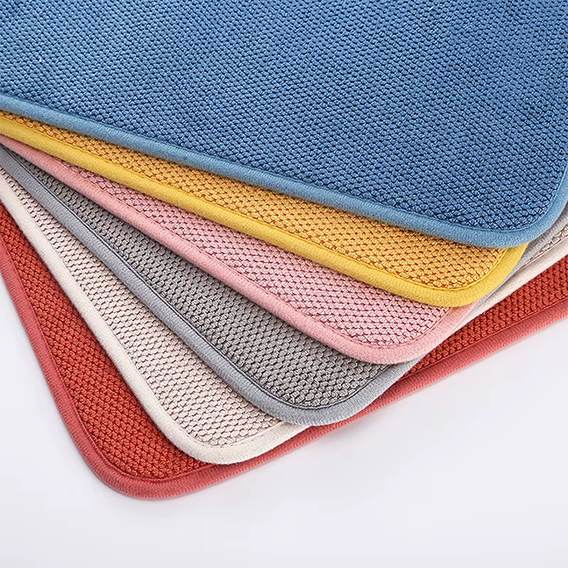 Tapis de séchage de vaisselle dans l'armoire