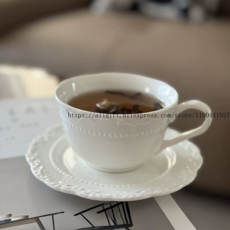 Ensemble de tasses à café et assiettes à fleurs en relief