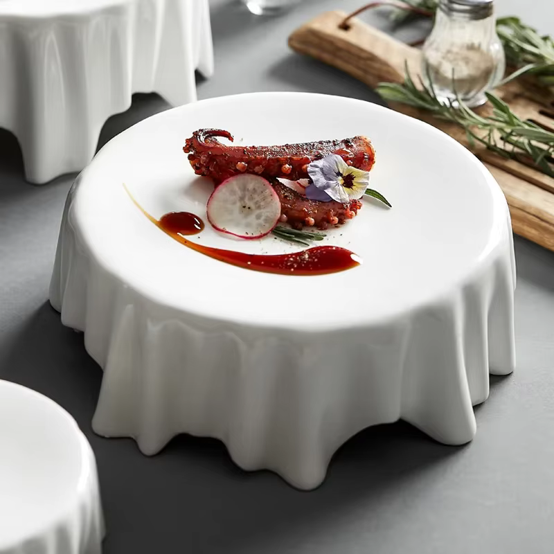 Assiette blanche ronde occidentale