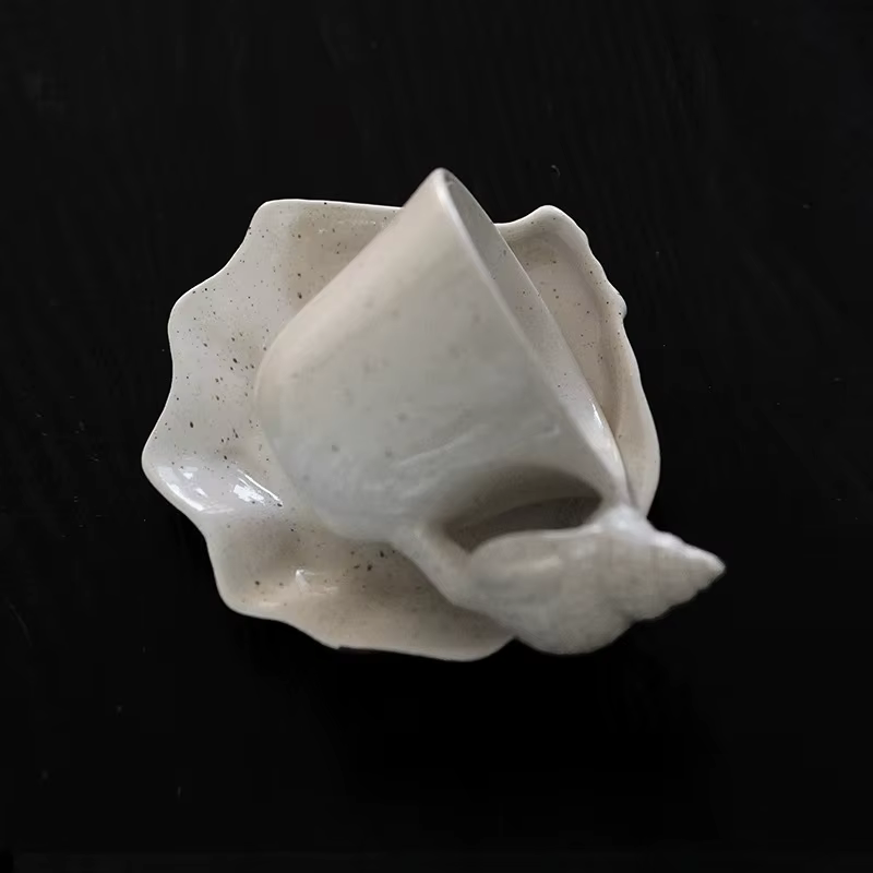 Ensemble tasse à café et soucoupe en coquillage