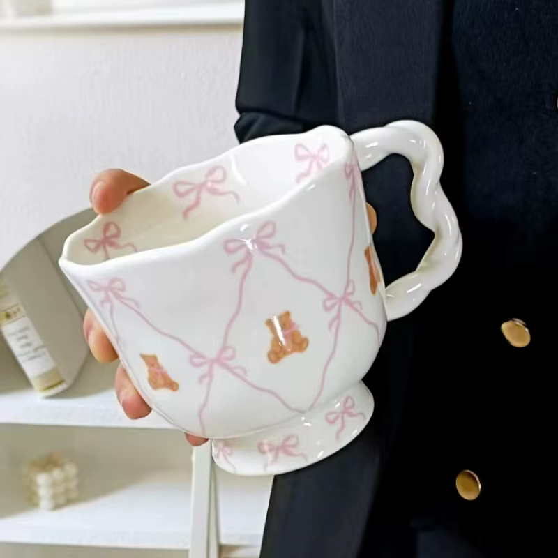 Tasse à café en céramique avec nœud rose