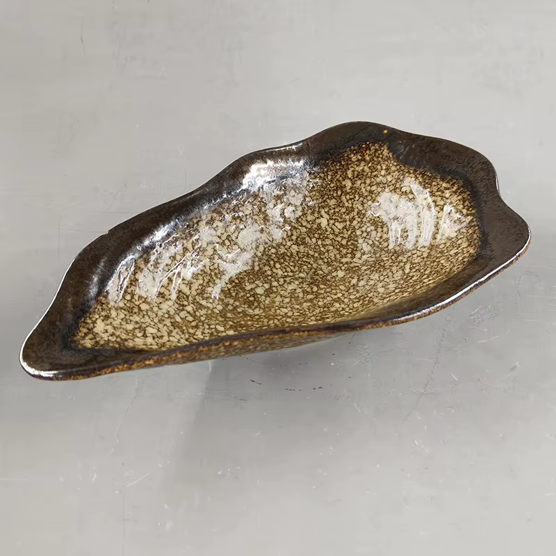 Assiette en céramique en forme de coquille avec glaçure mate
