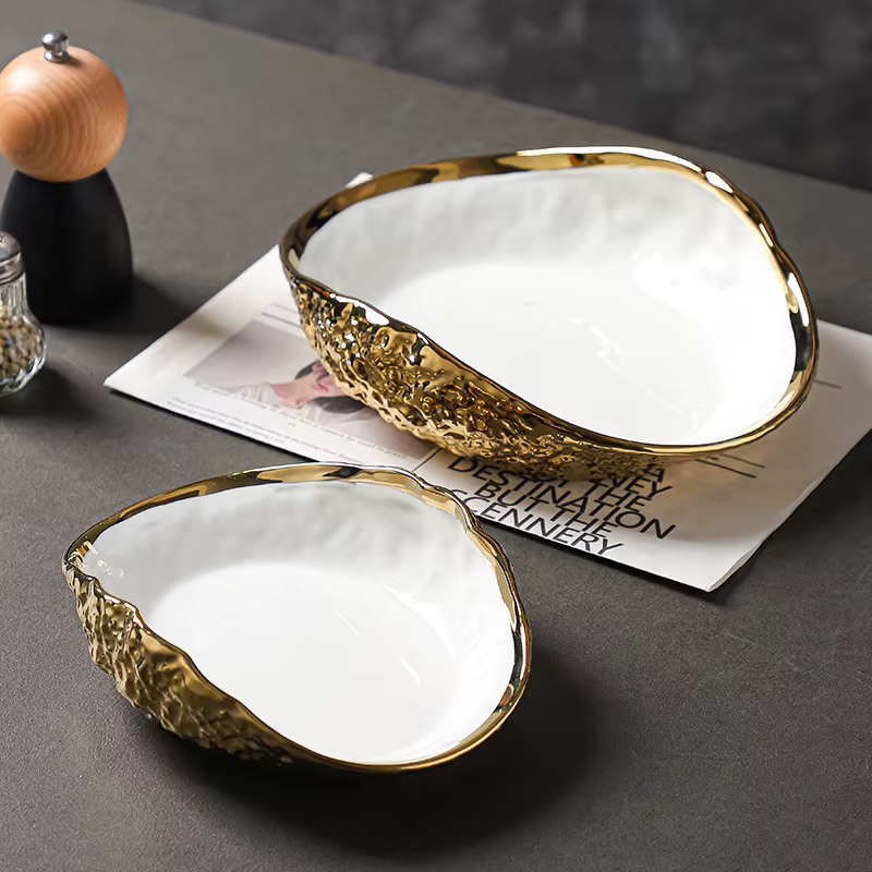 Assiette en forme de coquillage avec motif de roche
