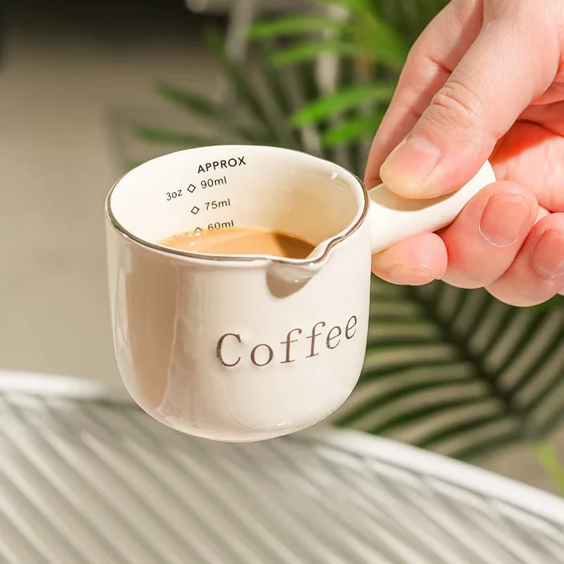 Petite tasse à lait en céramique pour café expresso avec échelle graduée