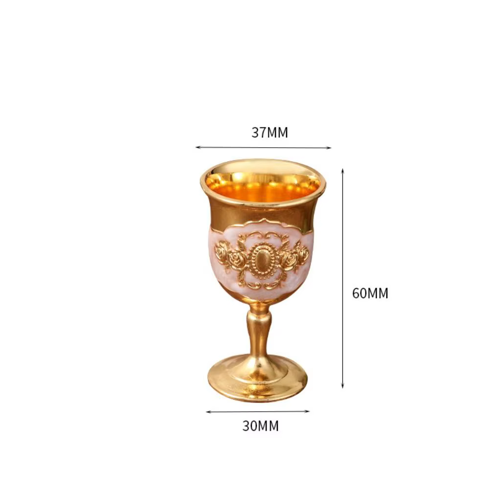 Verres à vin vintage dorés