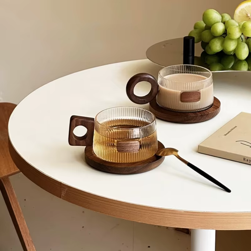 Brochure Tasse à café avec poignée en bois massif