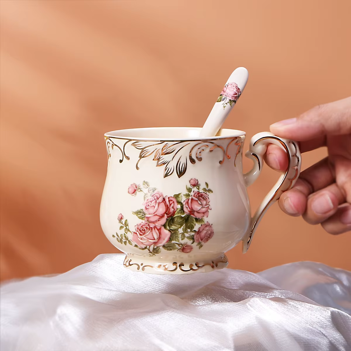 Ensemble tasse et cuillère en céramique rose