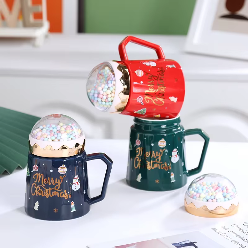Tasses de noël avec couvercle et cuillère du père noël
