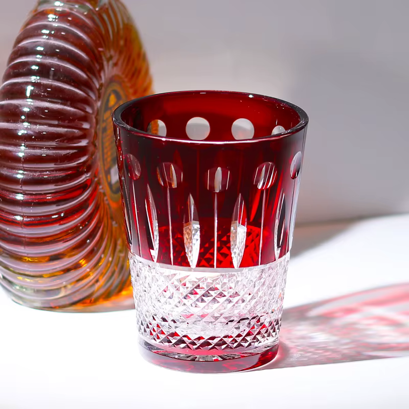 Verre à whisky rouge fait à la main