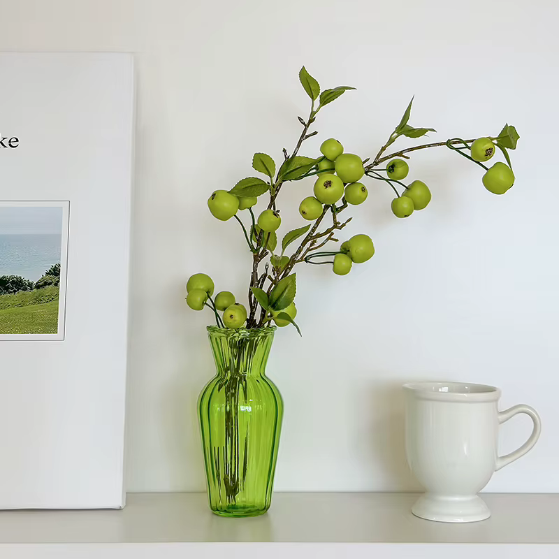 Vase en verre vert vintage à bord festonné