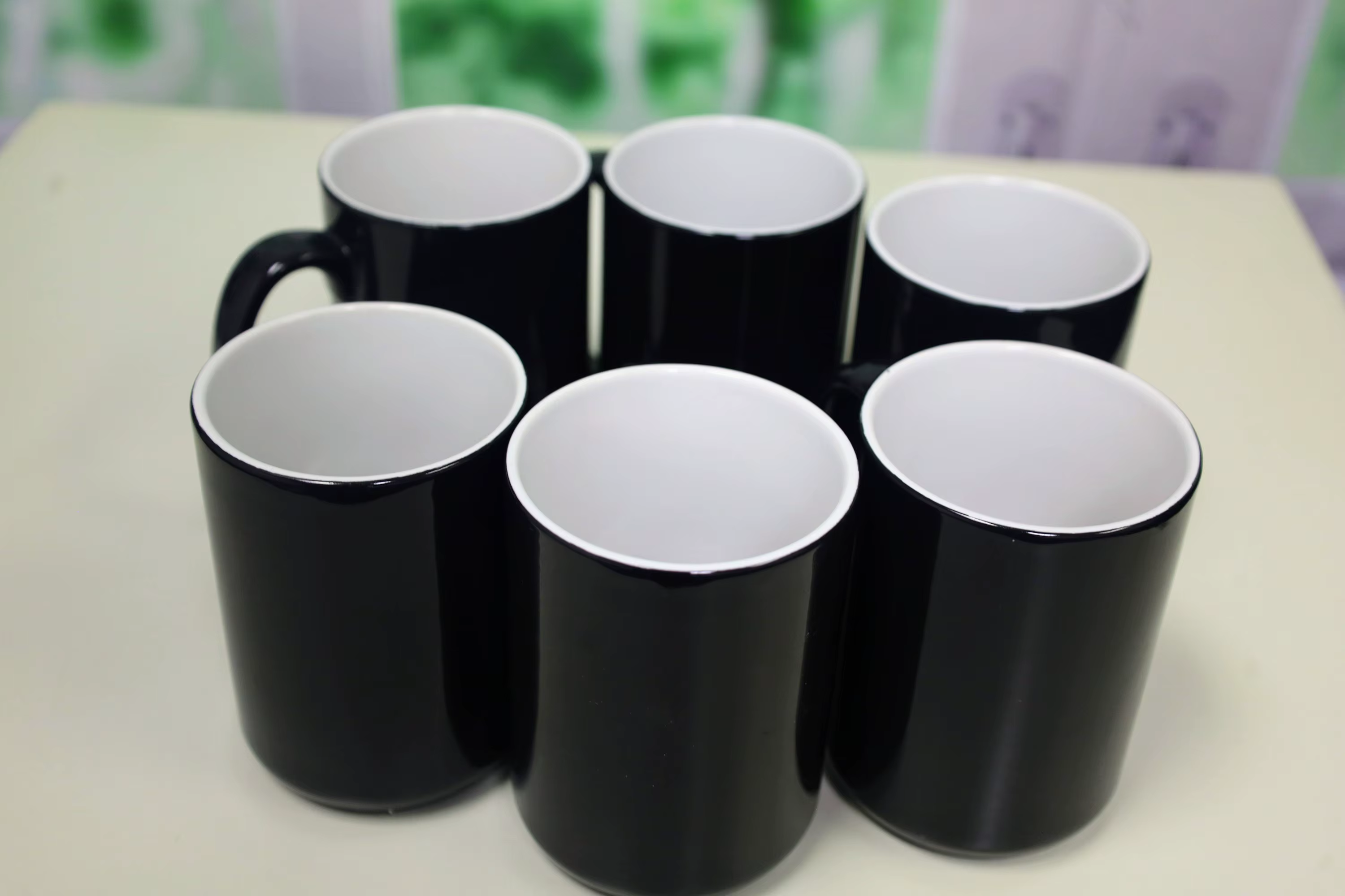 Personnalisez votre propre tasse à couleur changeante de conception