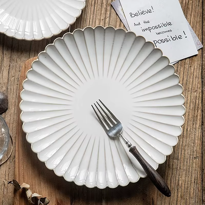 Assiette en céramique à bord de coquille rayé en relief de 8 pouces/10