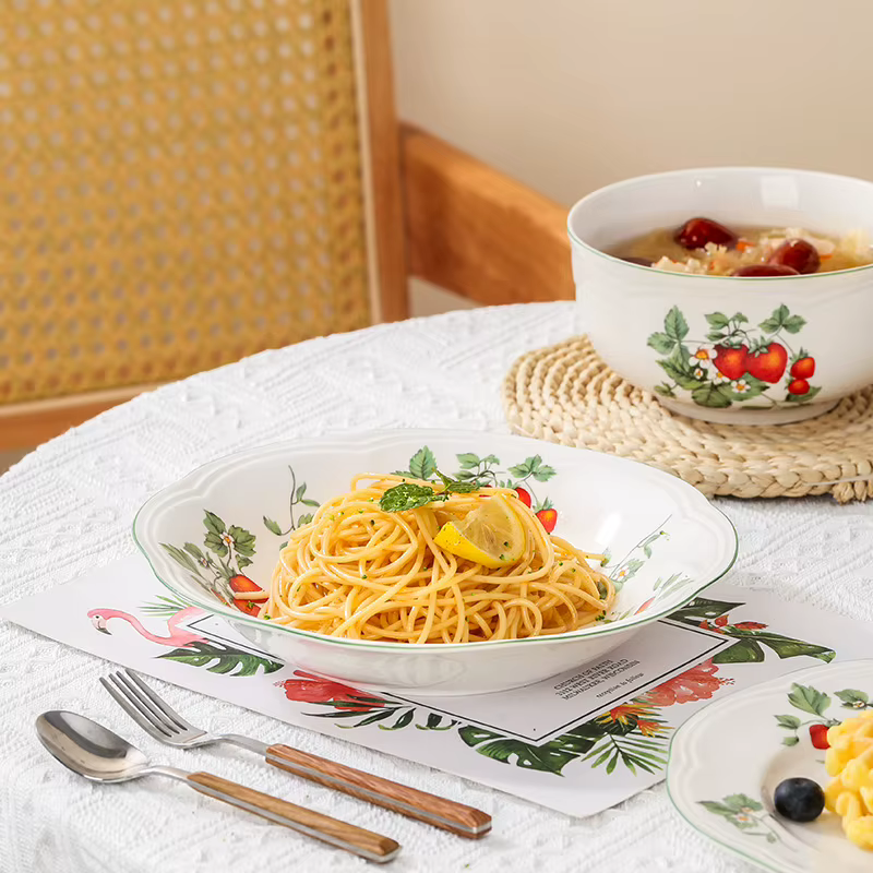 Ensemble d'assiettes et bols rétro aux fraises