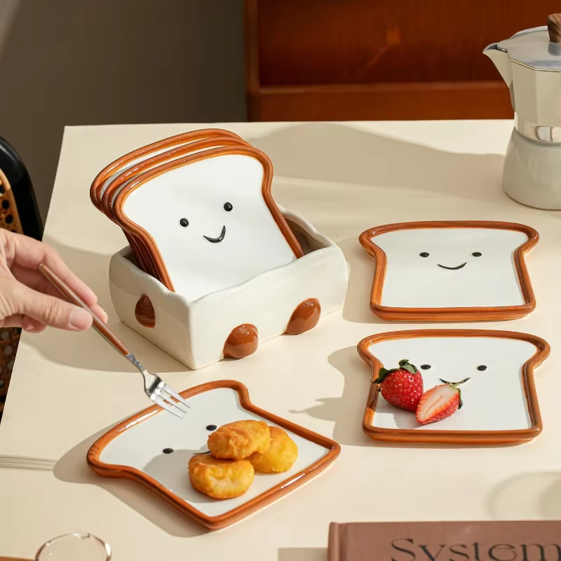 Assiettes en céramique en forme de pain grillé souriant
