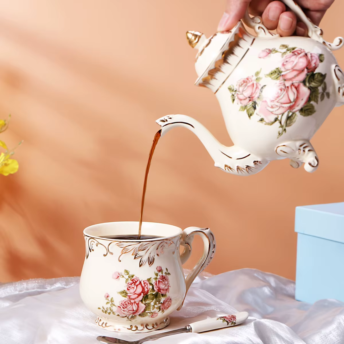 Ensemble tasse et cuillère en céramique rose