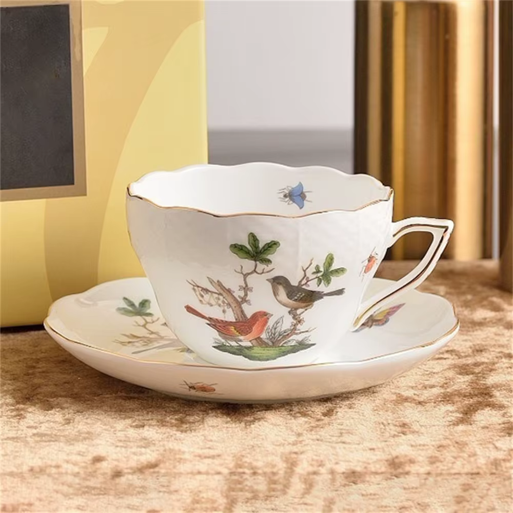 Tasse à café et soucoupe de thé de l'après-midi créative