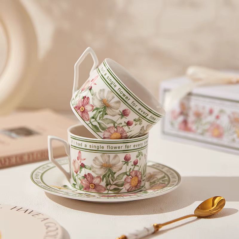 Tasse à café et soucoupe de Style rétro français