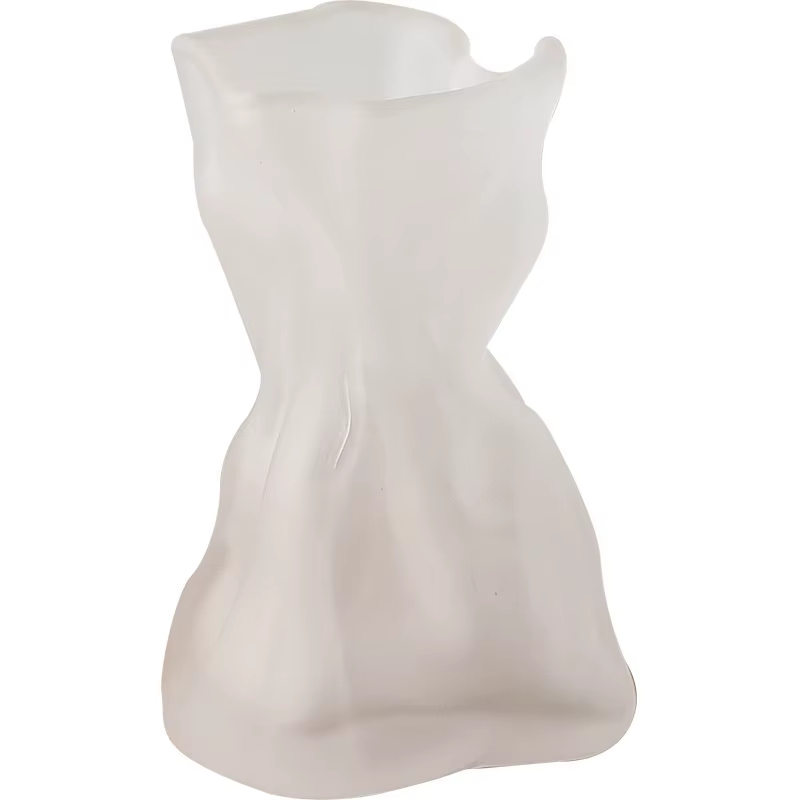Vase en verre transparent irrégulièrement plié