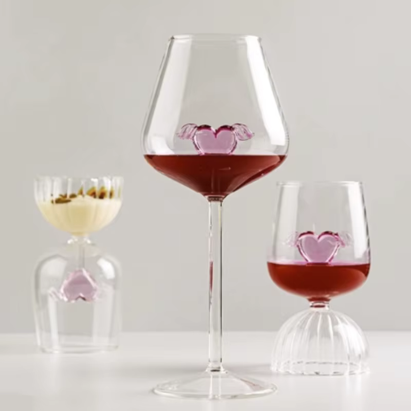 Verre à vin rouge rayé en forme de cœur