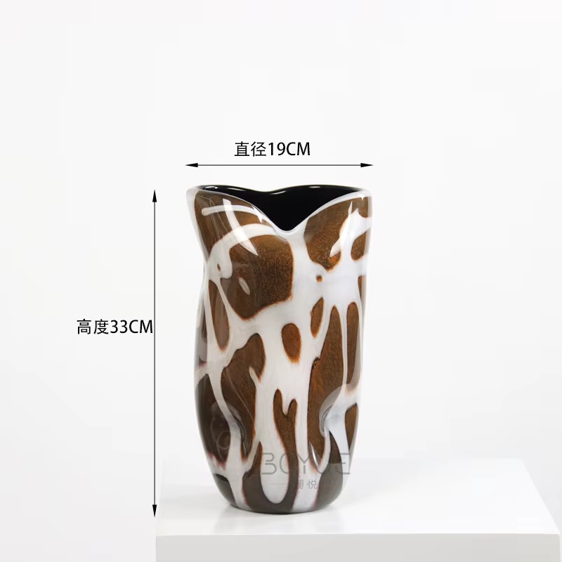 Vase en verre les rayures brunes sont géométriques irrégulières