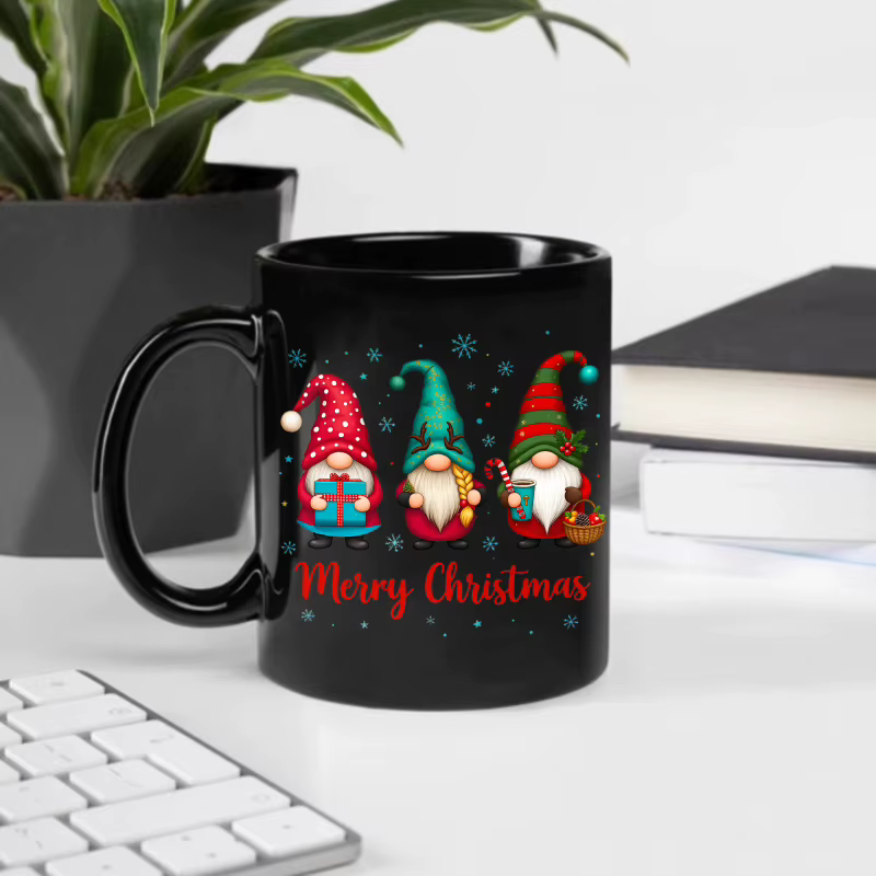 Tasse de Noël, elfe noir avec cadeaux et texte "Joyeux Noël"
