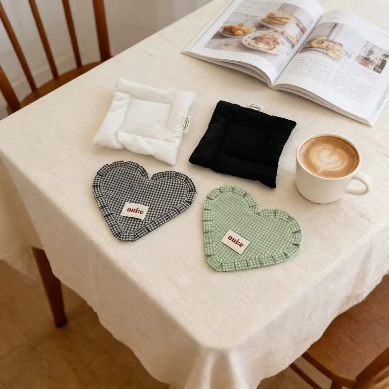 Joli set de table isolant en forme de cœur