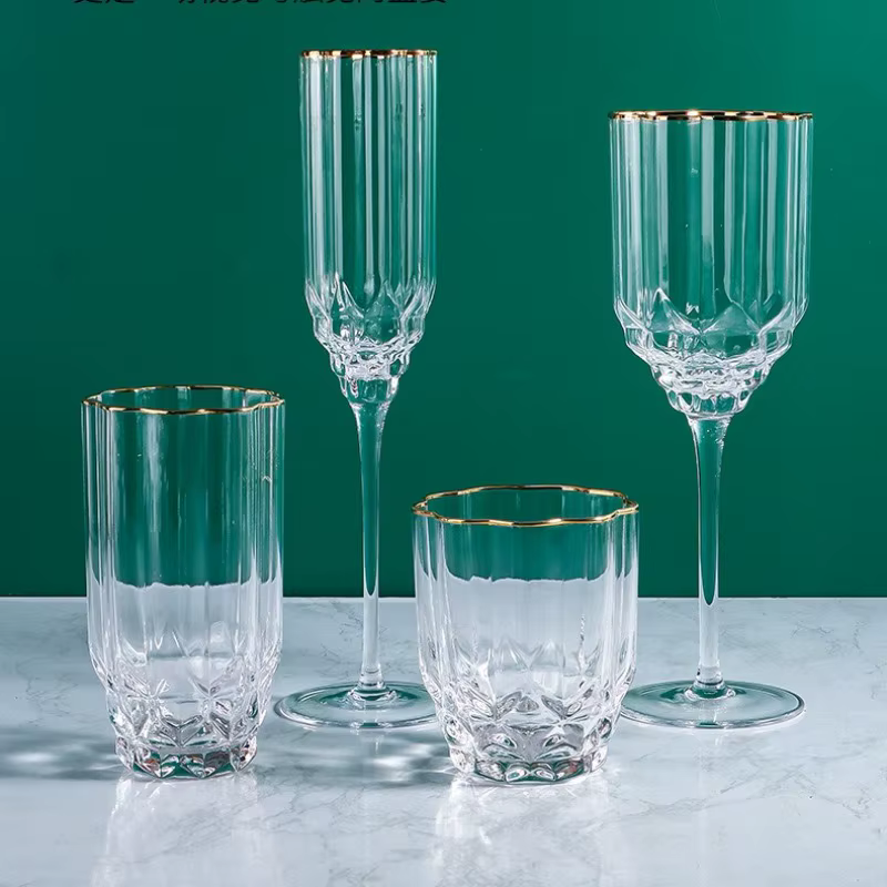 Verre à vin rouge en or et diamant
