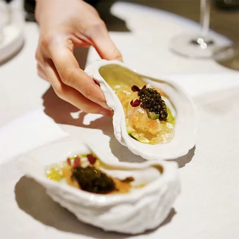 Assiette en céramique irrégulière