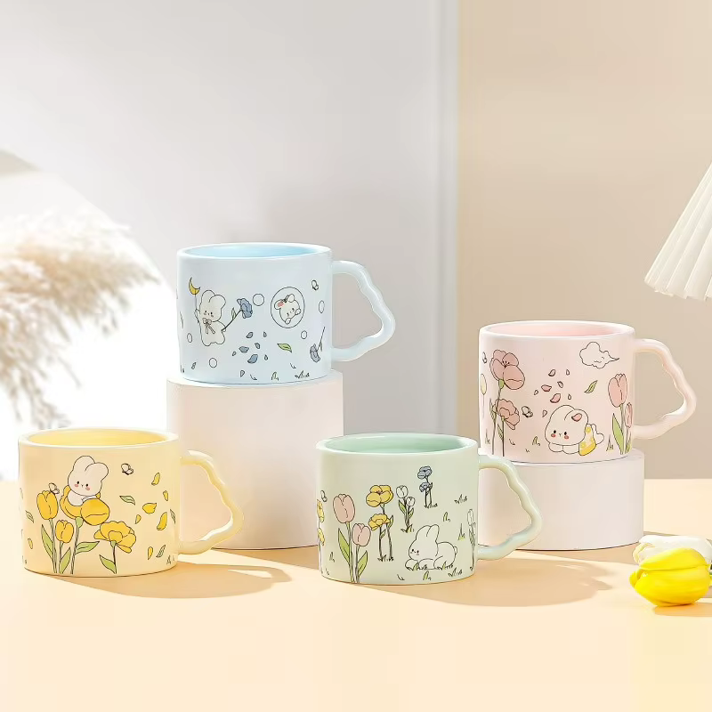 Tasse de lapin mignon de dessin animé avec couvercle