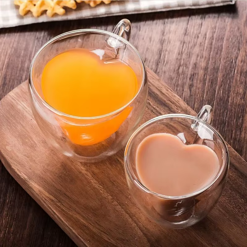 Tasse en verre en forme de cœur d'amour