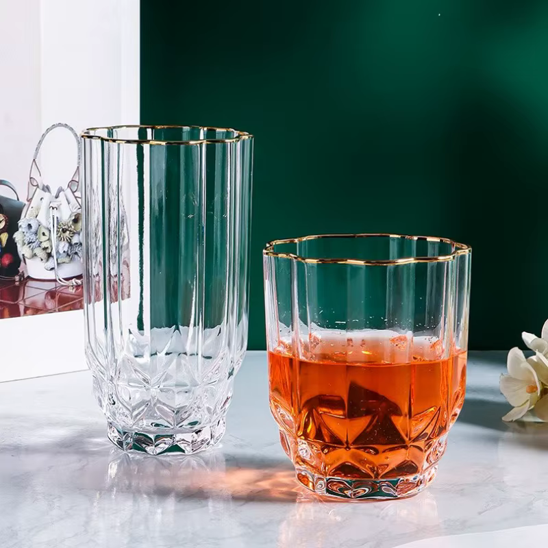 Verre à vin rouge en or et diamant