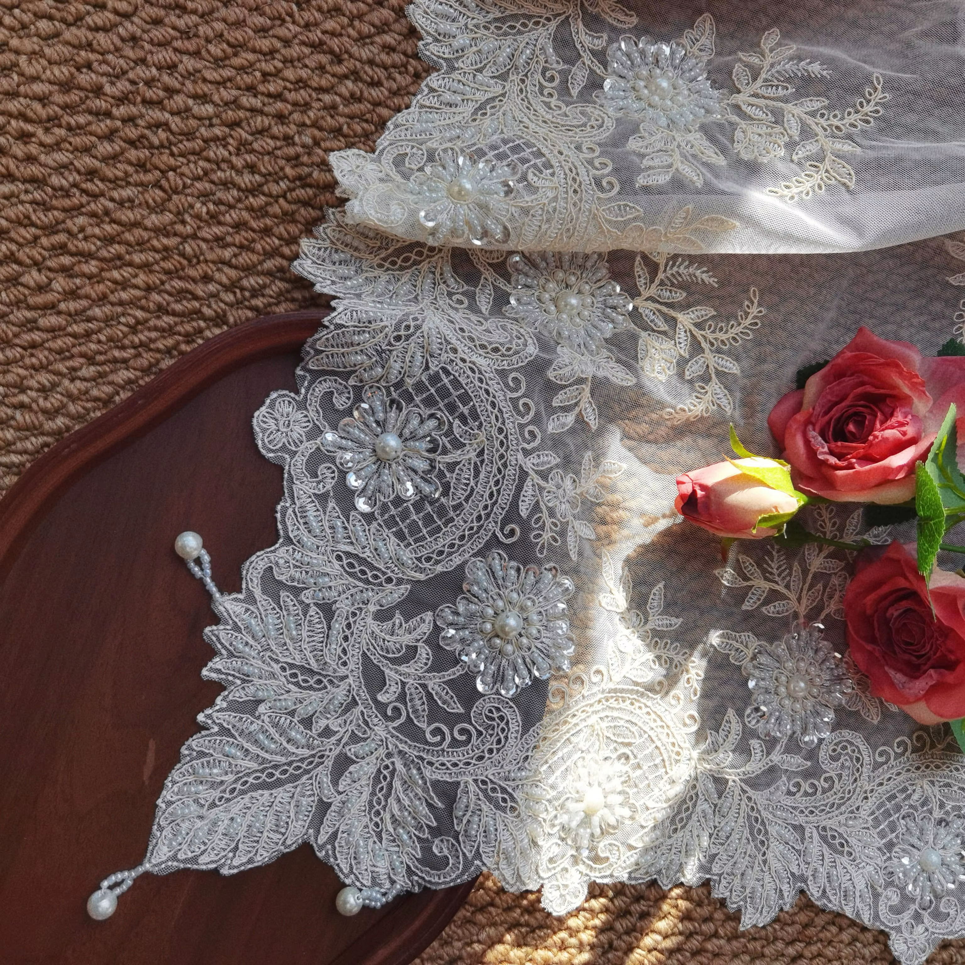 Nappe carrée beige brodée de perles