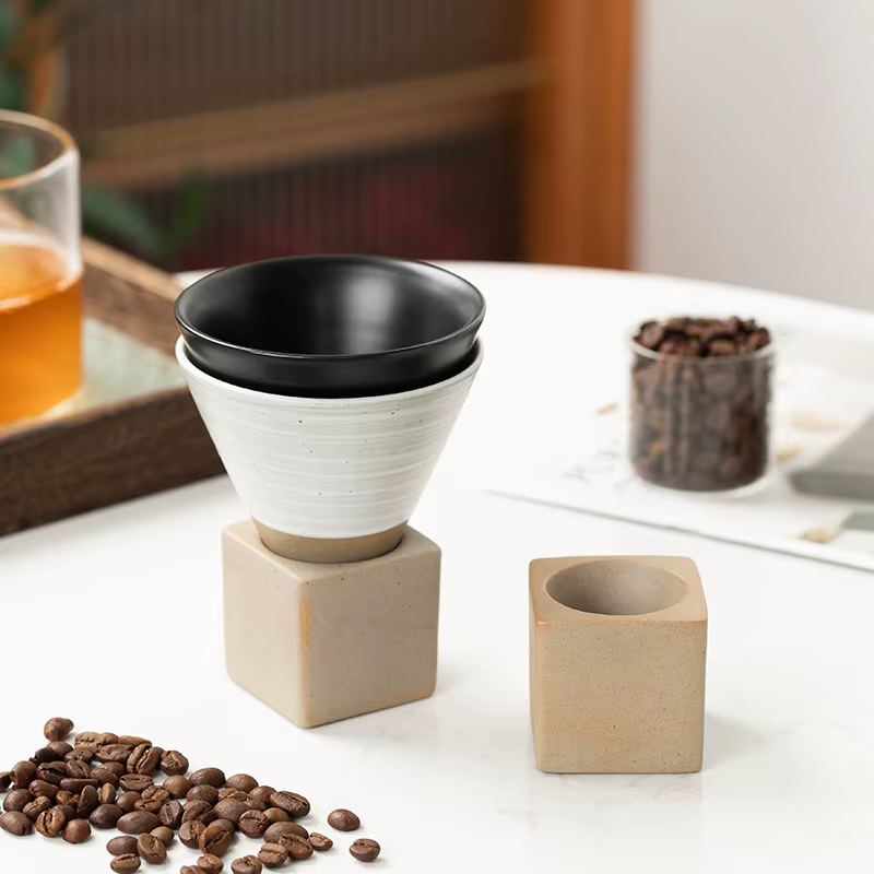 Tasse à café en poterie grossière avec base