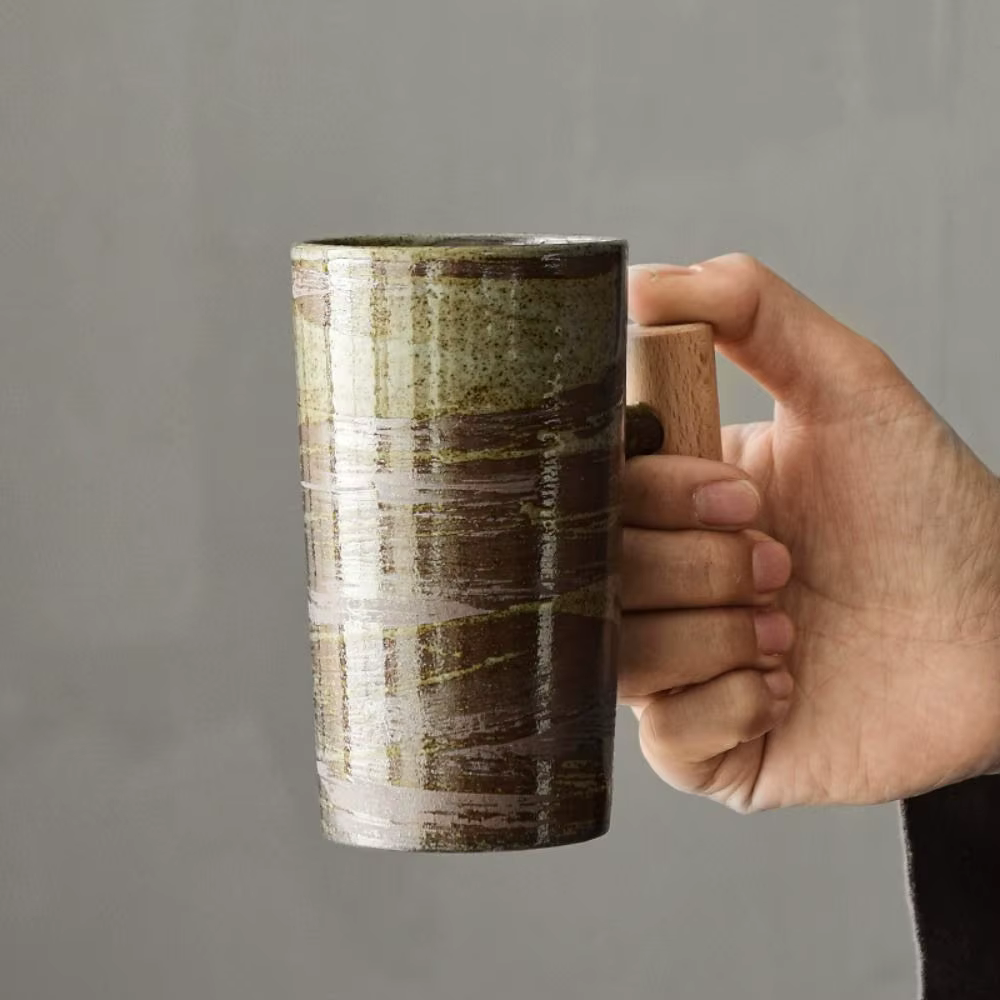 Tasse en céramique vintage avec poignée en bois