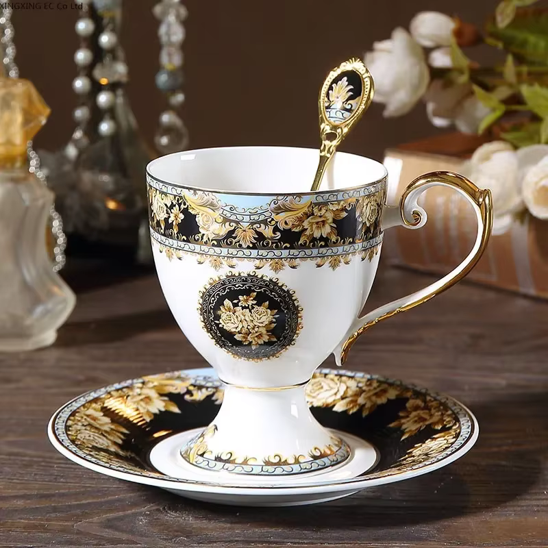 Ensemble de tasses à café et soucoupes en porcelaine