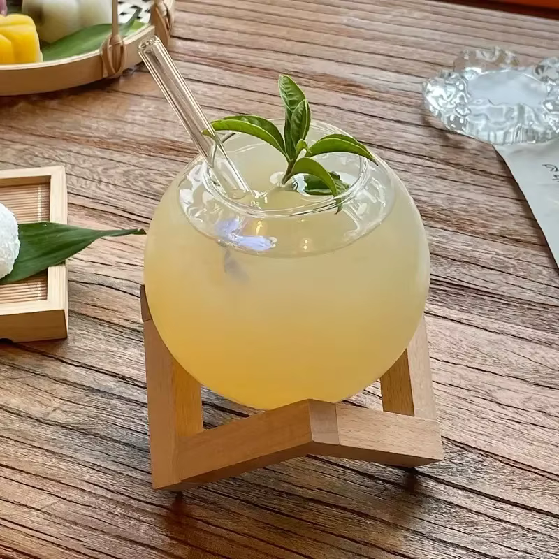 Tasse en verre à cocktail avec support en bois