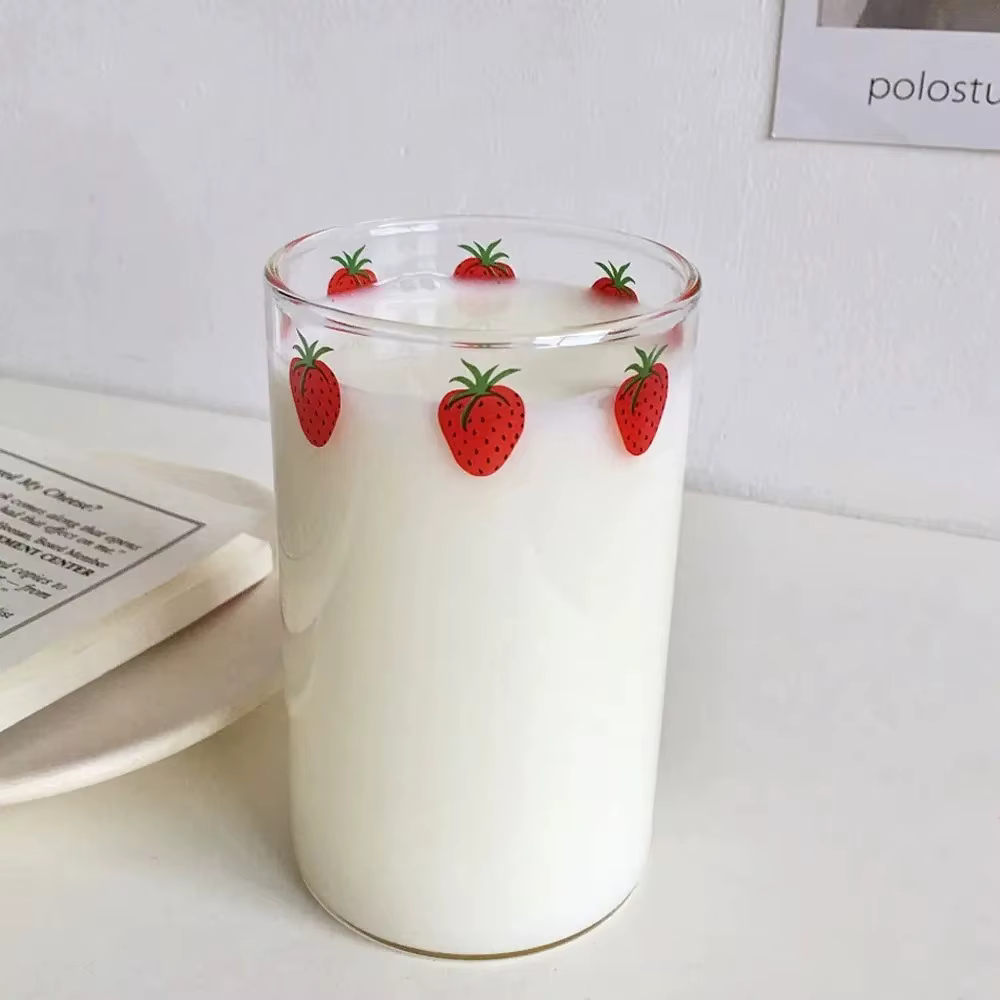 1pc Tasse en verre mignonne à motif fraise avec paille 300ml, Tasse à eau transparente créative, Tasse en verre résistante à la chaleur pour étudiant, pour lait et jus