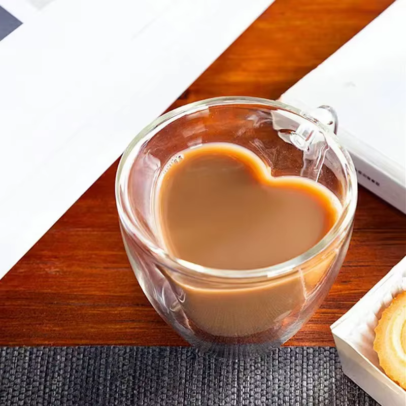 Tasse en verre en forme de cœur d'amour