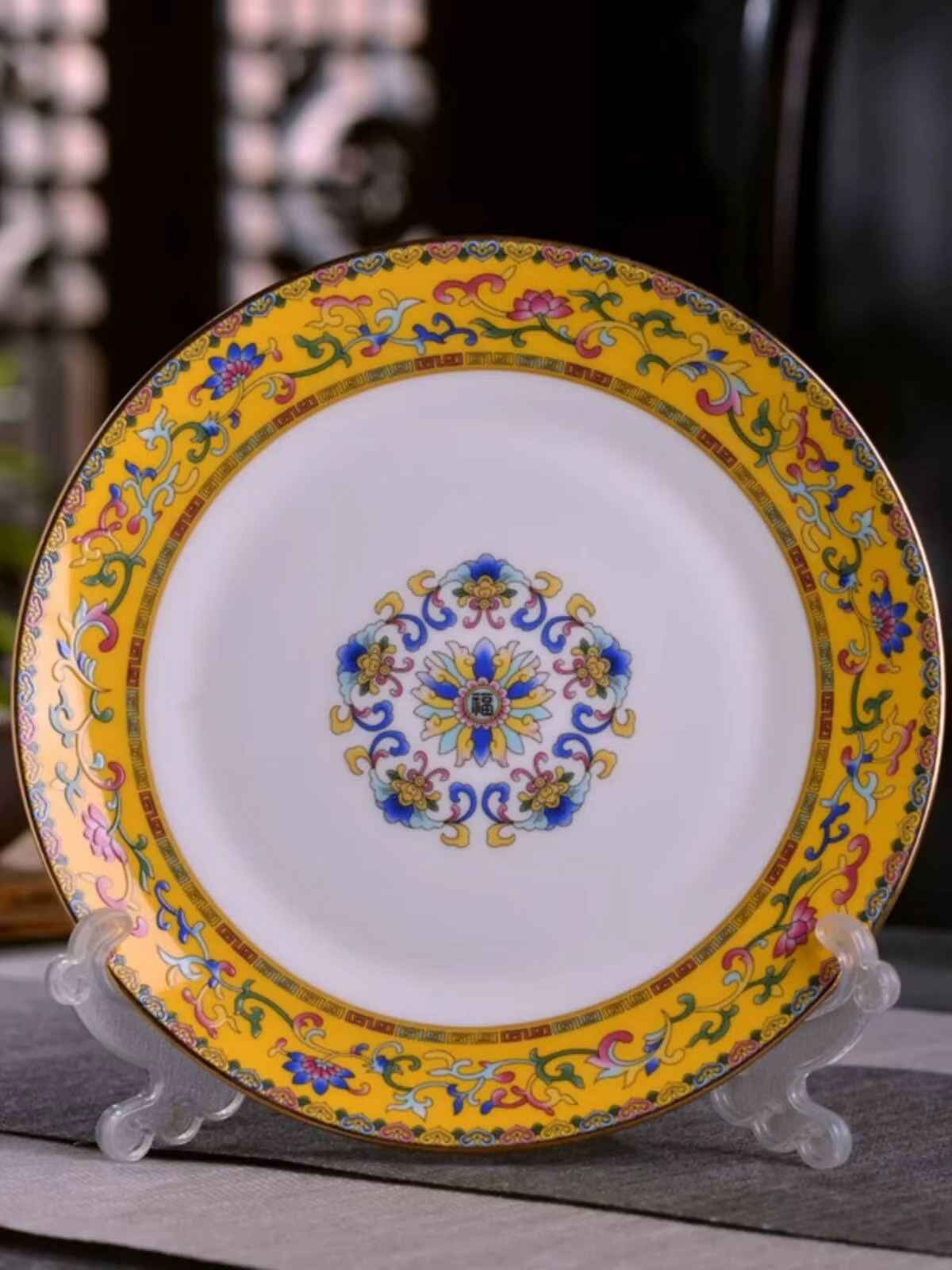 Assiette creuse en porcelaine fine chinoise avec bordure dorée et finition émaillée