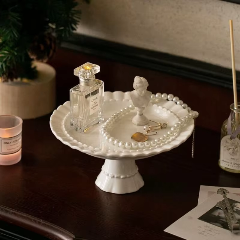 Assiette médiévale en céramique française à pied haut