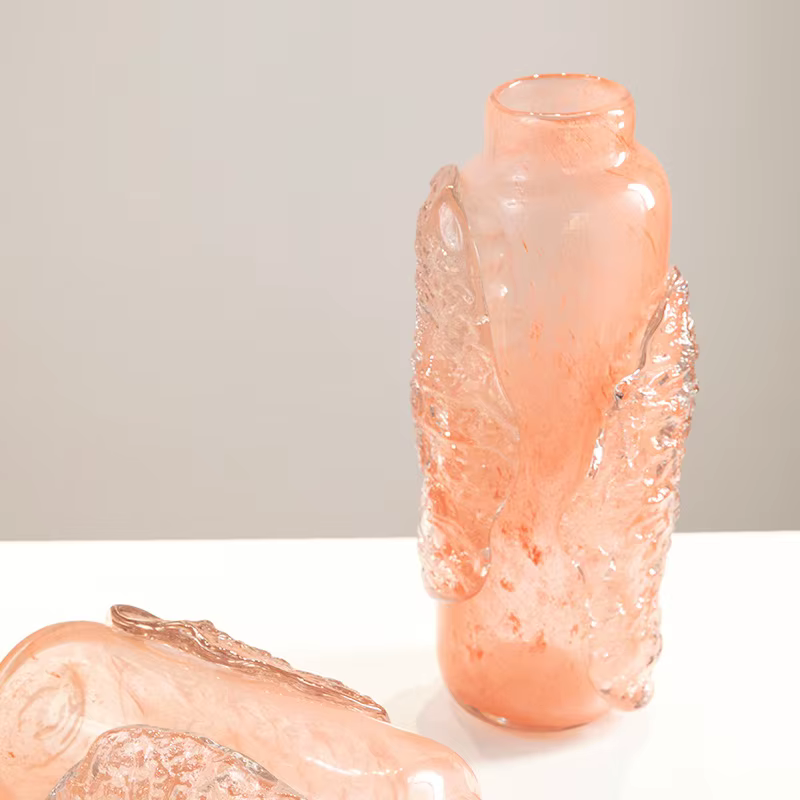 Vase en verre rose, relief abstrait irrégulier de cubes de glace transparents